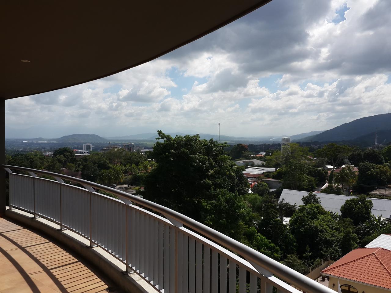Condominio en venta • 3 habitaciones • 3 walk-in closets/ 3.5 baños