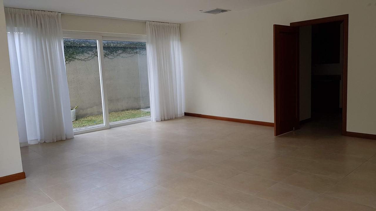 Condominio en venta                                   • 3 habitaciones                                       • 3 walk-in closets/ 3.5 baños