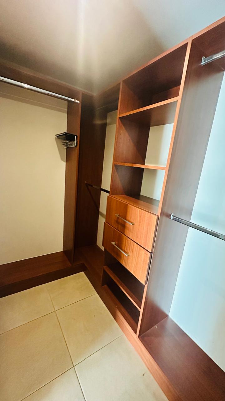 Condominio en venta                                   • 3 habitaciones                                       • 3 walk-in closets/ 3.5 baños