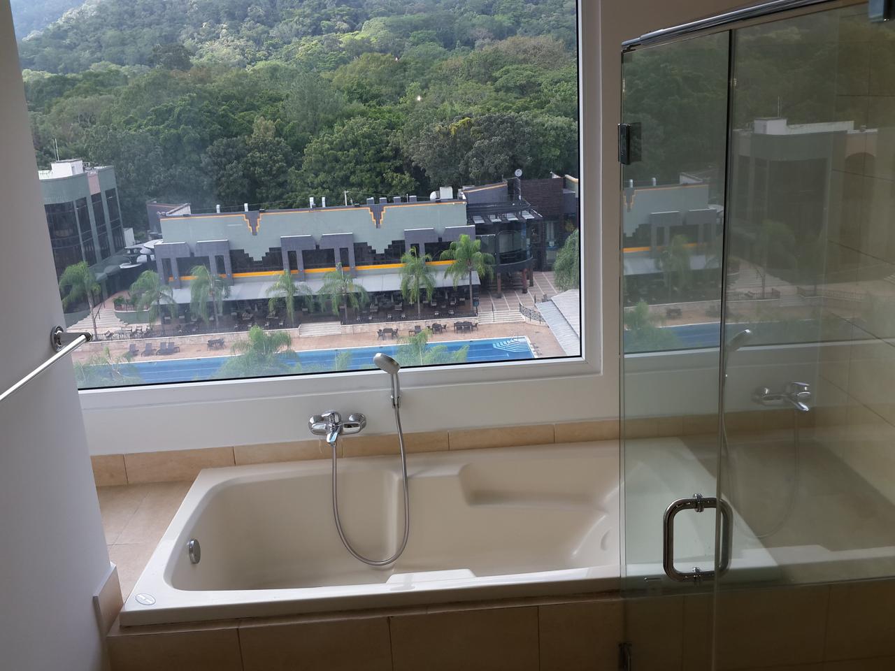 Condominio en venta                                   • 3 habitaciones                                       • 3 walk-in closets/ 3.5 baños