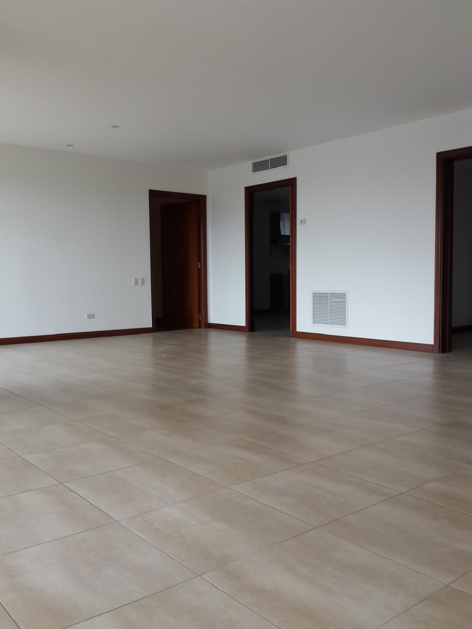 Condominio en venta                                   • 3 habitaciones                                       • 3 walk-in closets/ 3.5 baños