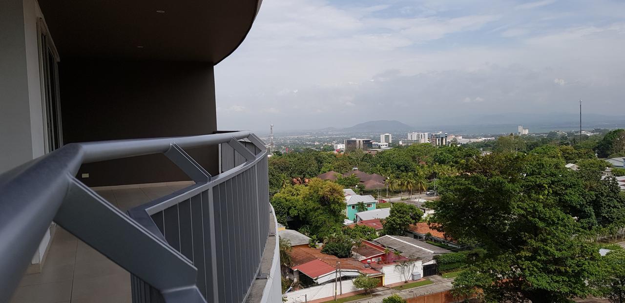 Condominio en venta                                   • 3 habitaciones                                       • 3 walk-in closets/ 3.5 baños