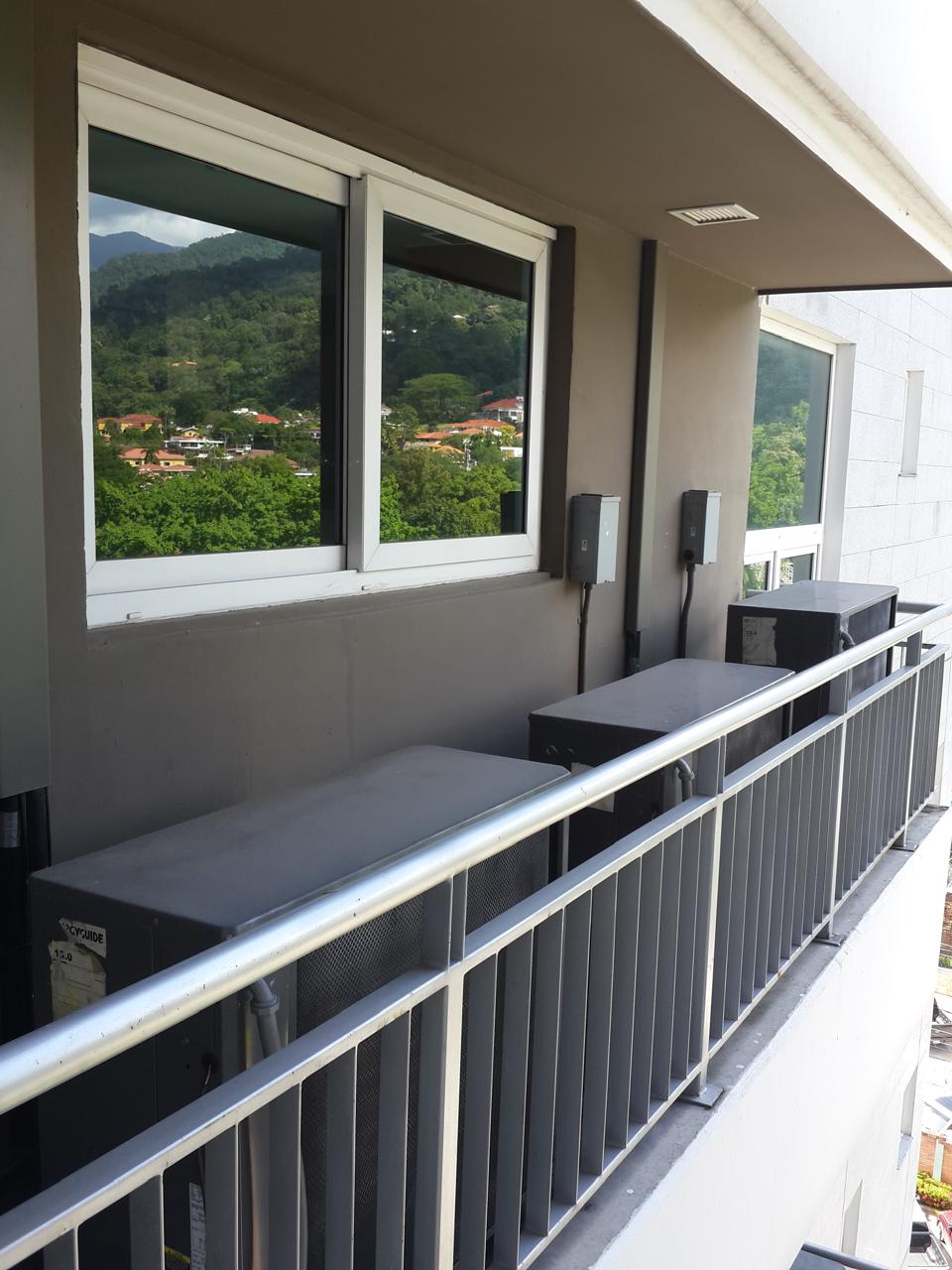 Condominio en venta                                   • 3 habitaciones                                       • 3 walk-in closets/ 3.5 baños