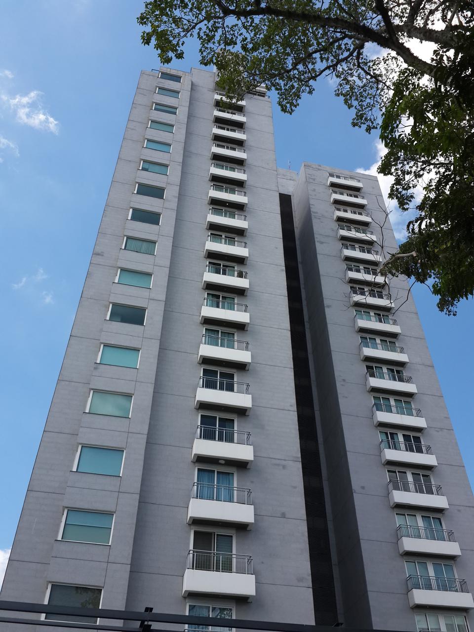 Condominio en venta                                   • 3 habitaciones                                       • 3 walk-in closets/ 3.5 baños